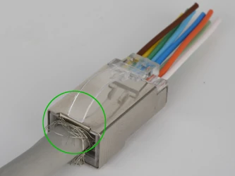 940433-K05 Contact de la tresse de blindage du câble avec la languette du blindage du connecteur.  